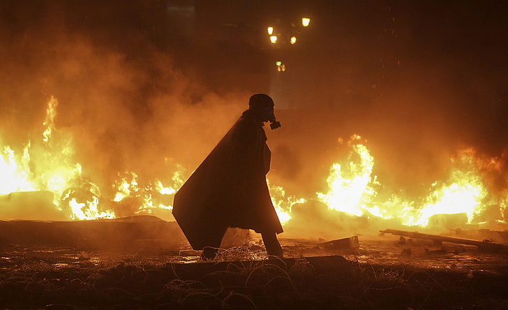 човек, носещ качулка и маска цифрови тапети, огън, светлини, противогази, бунтове, апокалиптични, тъмно, нощ, HD тапет
