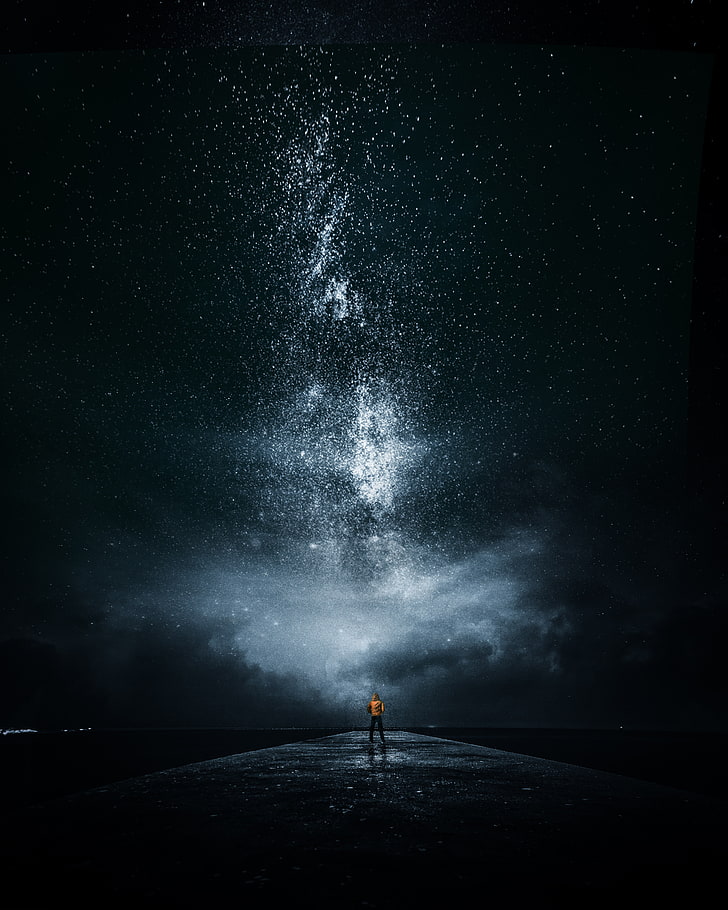 رجل يقف تحت خلفية السماء ظاهرة ، سماء الليل ، رجل ، نجوم ، درب التبانة، خلفية HD، خلفية الهاتف