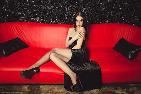 vestido sem alças preto das mulheres, Alla Berger, modelo, vestido preto, sofá, sapatos de salto altos, HD papel de parede HD wallpaper