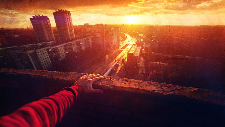 puesta de sol naranja, ciudad, puesta de sol, luz solar, paisaje urbano, personas, manos, arte digital, punto de vista, balcón, cielo, Fondo de pantalla HD