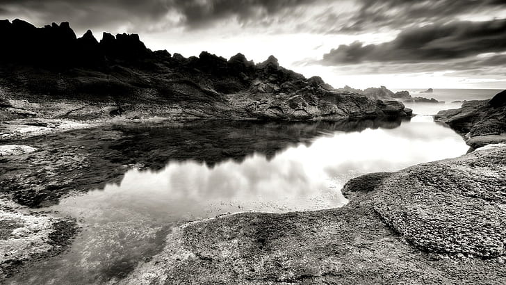 Rivière noir et blanc, photographie à l'échelle des gris, rivière, montagne, nuage, roc, paysage, Fond d'écran HD