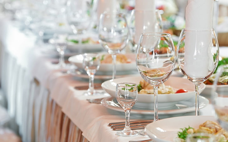 แก้วไวน์ใส, ถ้วย, จาน, โต๊ะ, ผ้าปูโต๊ะ, แก้ว, วอลล์เปเปอร์ HD