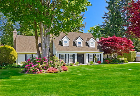 บ้าน 2 ชั้นสีน้ำตาลและสีขาว, สีเขียว, ฤดูร้อน, หญ้า, ดวงอาทิตย์, ต้นไม้, ดอกไม้, ออกแบบ, บ้าน, สนามหญ้า, คฤหาสน์, พุ่มไม้, วอลล์เปเปอร์ HD HD wallpaper