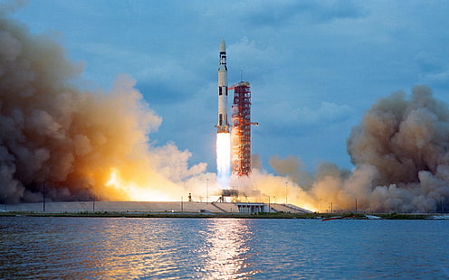 fusée spatiale blanche, Saturne V, fusée, rampes de lancement, NASA, Apollo, image numérisée, Fond d'écran HD HD wallpaper