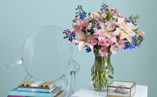 Vacker liljebukett i en vas, rosa, vit och blå blomsterarrangemang, söt, blå, vacker, lila, rosa, blommor, bord, dyrbar, romantisk, liljor, lilja, stol, bukett, pastell, blommig, snygg, inomhus, böcker, ömtåliga, alstroemeria, diverse, LilyoftheIncas, PeruvianLily, AsiaticLily, HD tapet HD wallpaper