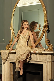 gaun pendek tanpa lengan coklat wanita, wanita, Lily Collins, selebriti, tanpa alas kaki, cermin, potret, refleksi, gaun, duduk, Wallpaper HD HD wallpaper