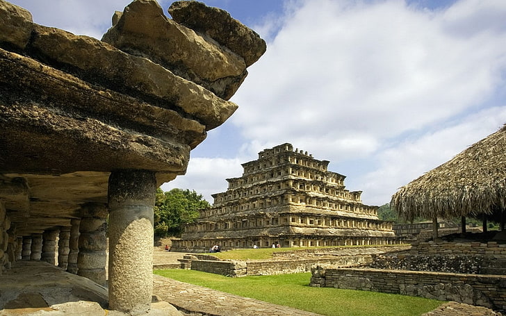 grauer dreieckiger konkreter Tempel, Architektur, Gebäude, Mexiko, Pyramide, Wolken, Altbau, Ziegel, Wand, Säule, HD-Hintergrundbild