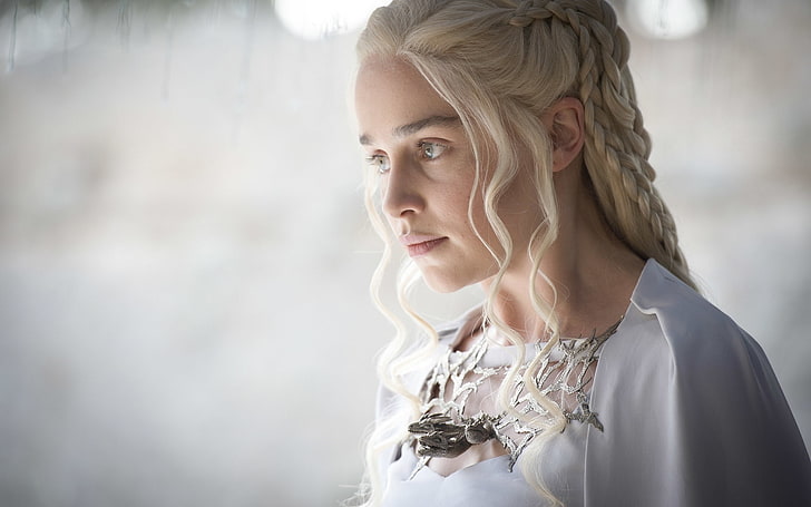 Emilia Clarke, Daenerys Targaryen, Game of Thrones, Frauen, Blondine, Gesicht, blaue Augen, Zöpfe, Fernseher, weißes Kleid, Weiß, Schärfentiefe, HD-Hintergrundbild