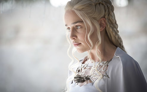 Emilia Clarke, Daenerys Targaryen, Game of Thrones, donne, bionda, viso, occhi blu, trecce, TV, abito bianco, bianco, profondità di campo, Sfondo HD HD wallpaper