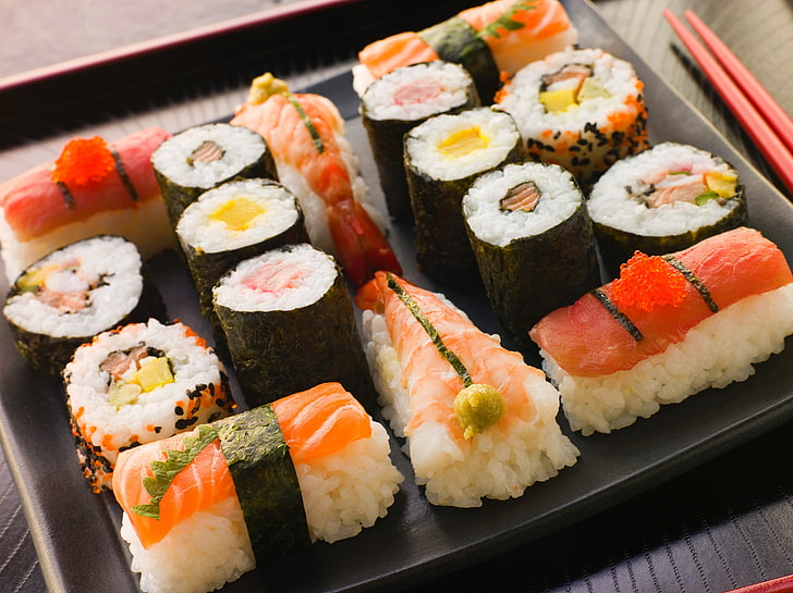 Plat de sushi, bâtons, Japon, figure, tranches, coupe, rouleaux, crevettes, fruits de mer, cuisine japonaise, caviar rouge, portion, saumon, nourriture du japon, susi, poisson rouge, sushi, algues, Fond d'écran HD
