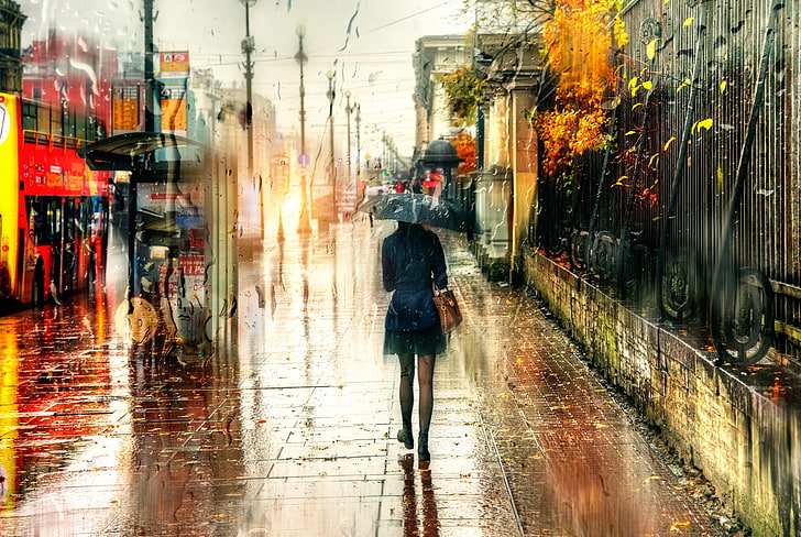 Mujer de pie junto a la pintura vial, San Petersburgo, Rusia, lluvia, borrosa, ciudad, urbano, paraguas, Fondo de pantalla HD