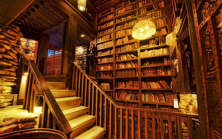 étagères en bois brun, bibliothèque, escalier, salle, lumière, bois, Fond d'écran HD