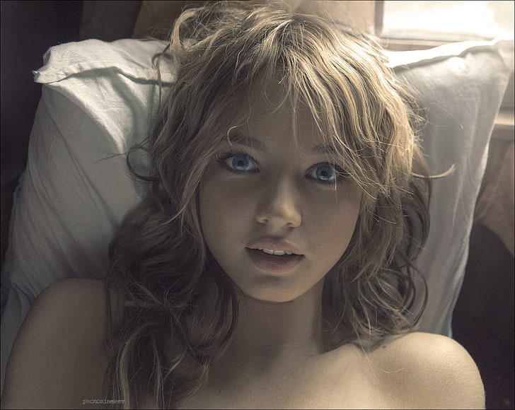 mujer, cara, retrato, rubia, hombros desnudos, ojos azules, acostada boca arriba, mirando al espectador, Pavel Kiselev, Fondo de pantalla HD