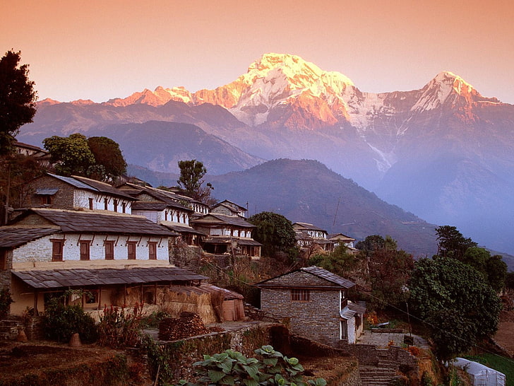 Maison en béton gris et blanc, Népal, Himalaya, Ghandruk, montagnes, Fond d'écran HD