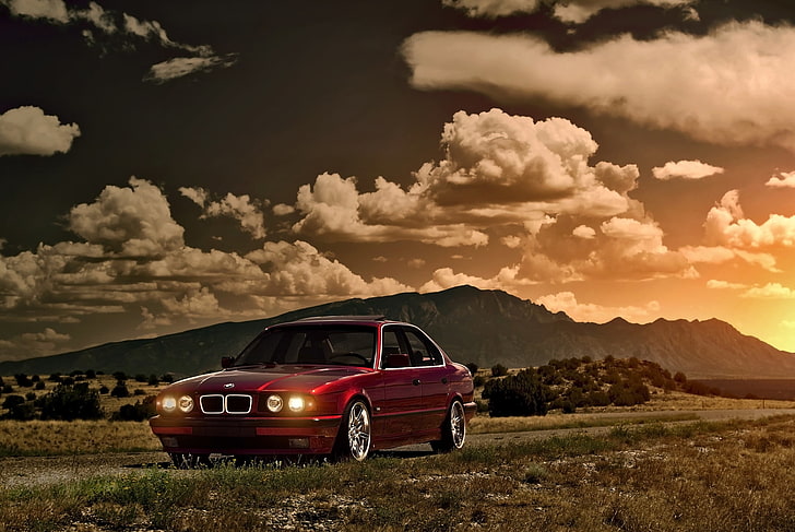czerwony BMW sedan, niebo, słońce, chmury, zachód słońca, góry, BMW, czerwony, Blik, przód, E34, 5 Series, Tapety HD