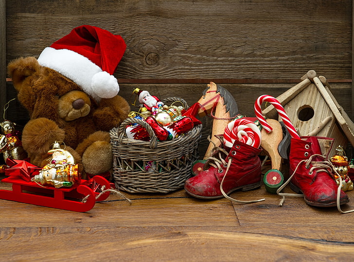Giocattoli di Natale 2013, paio di stivali rossi di Babbo Natale e cestino di vimini, vacanze, Natale, dolci, giocattoli, 2013, Sfondo HD