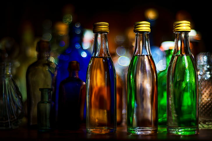 прозрачни стъклени бутилки с течност вътре, прозрачни, стъклени бутилки, течност, вътре, бутилка, напитка, стъкло - Материал, алкохол, HD тапет