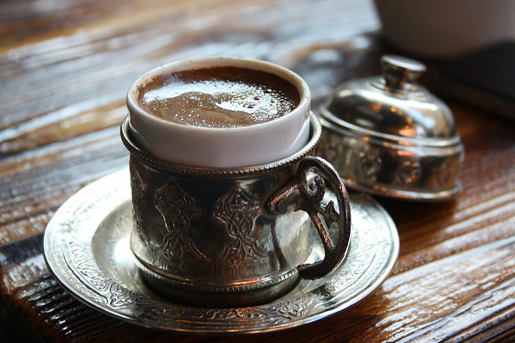 tazza da tè in acciaio inossidabile riempita con caffè posto sopra il tavolo, turco, turco, turco, caffè, acciaio inossidabile, tazza da tè, caffè, sopra, tavolo, Istanbul, tazza, bevanda, caffè, marrone, calore - Temperatura, caffè - Bere,legno - Materiale, Sfondo HD