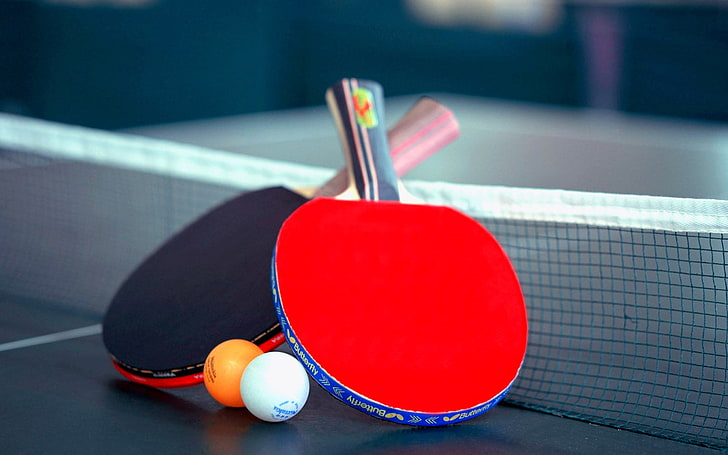 Racchetta da ping-pong, due racchette da ping-pong rosse, nere e blu e due palline da ping-pong arancioni e bianche, Sport, Tennis, racchetta, Sfondo HD