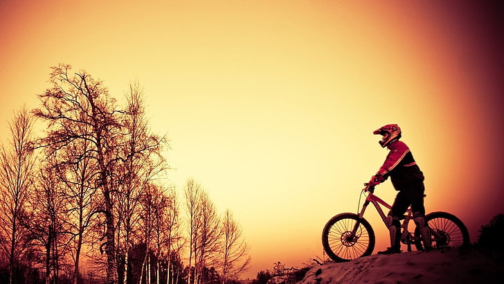 Hombre vestido con chaqueta roja y negra montando en bicicleta roja, luz solar, NS Bikes, Downhill mountain bike, Fondo de pantalla HD