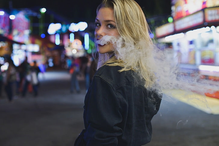 女性の黒いジャケット、通り、喫煙、金髪、都市景観、ナイトライフで口の中に煙を持つ女性の写真を閉じる、 HDデスクトップの壁紙