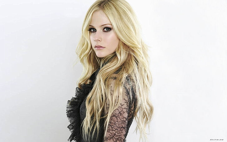 top con volantes de encaje negro para mujer, Avril Lavigne, cantante, cabello largo, fondo blanco, mirando al espectador, rubia, Fondo de pantalla HD