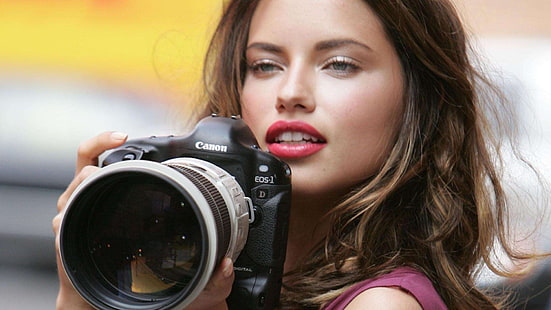 modella, donne, Adriana Lima, bruna, occhi azzurri, labbra succose, macchina fotografica, viso, Sfondo HD HD wallpaper