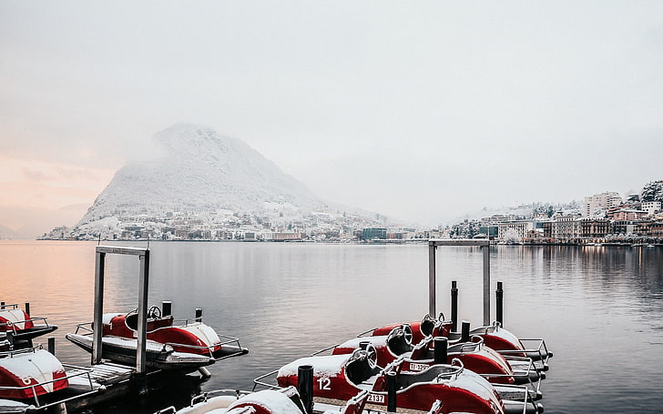 冬のヨーロッパの町の港のスピードボートのクローズアップ、 HDデスクトップの壁紙