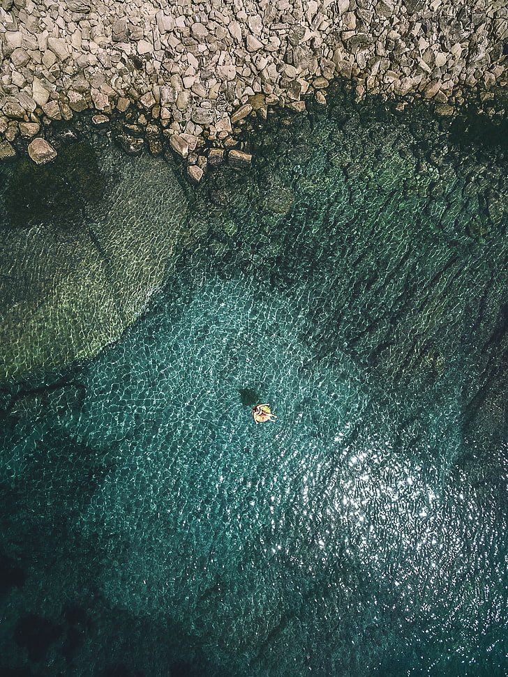 jezioro, skały, pływak, zdjęcie z drona, widok z góry, widok z lotu ptaka, Tapety HD, tapety na telefon