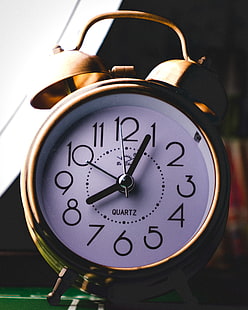 둥근 황동 색 트윈 벨 알람 시계, 알람 시계, 다이얼, 화살표, HD 배경 화면 HD wallpaper
