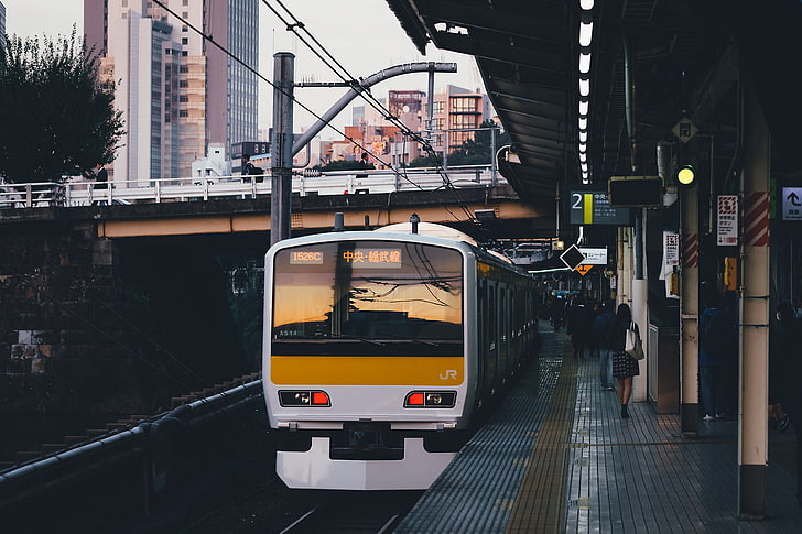 Takashi Yasui, paysage urbain, Japon, train, gare, chemin de fer, réflexion, retour, Asie, architecture asiatique, marche, Fond d'écran HD