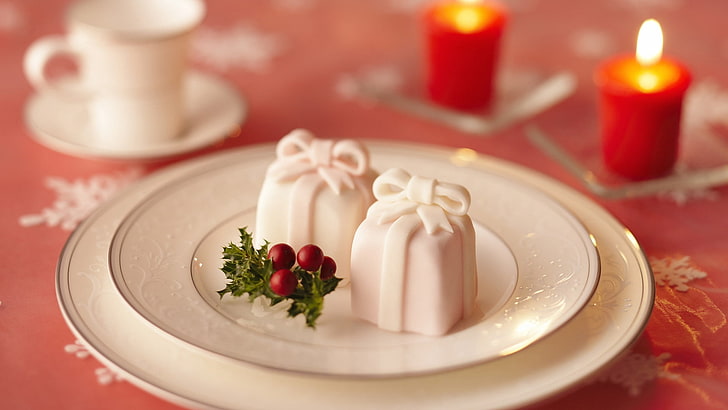 два белых десерта, свечи, тарелка, романтика, сервировка, HD обои