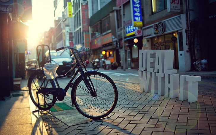 черный крейсер велосипед возле здания в дневное время, велосипед, глубина резкости, улица, городской пейзаж, солнечный свет, типография, цифровое искусство, городской, HD обои