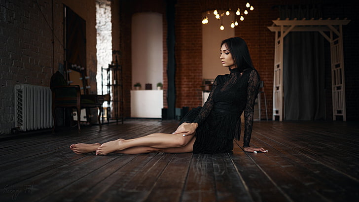 mini vestido floral preto de mangas compridas feminino, mulheres, bronzeada, Sergey Fat, vestido preto, no chão, com os pés descalços, Kseniya Alekseevskaya, HD papel de parede