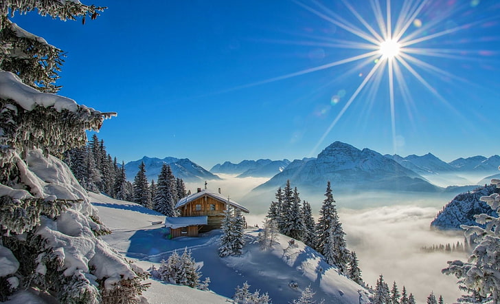 hiver, rayons de soleil, chalet, neige, montagnes, forêt, pic enneigé, bleu, paysage, nature, Fond d'écran HD