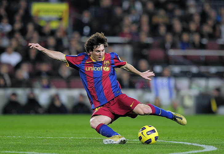 Messi sparkar en boll, gul och blå Nike fotboll, sport, fotboll, HD tapet