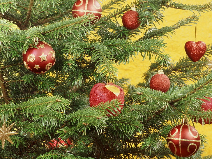 green Christmas tree, christmas, new year, fur-tree, attribute, spheres, red, ornaments, heart, HD wallpaper