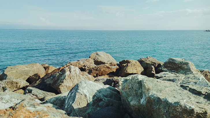 lote de roca marrón, mar, rocas, cielo despejado, naturaleza, Fondo de pantalla HD