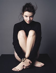 Аня Тейлор-Джой, женщины, актрисы, ножки, брюнетка, темные волосы, черная одежда, простой фон, босиком, HD обои HD wallpaper
