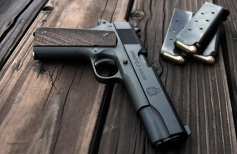 pistola semiautomática negra y tres cargadores grises, armas, pistola Springfield Armory 1911, Fondo de pantalla HD HD wallpaper