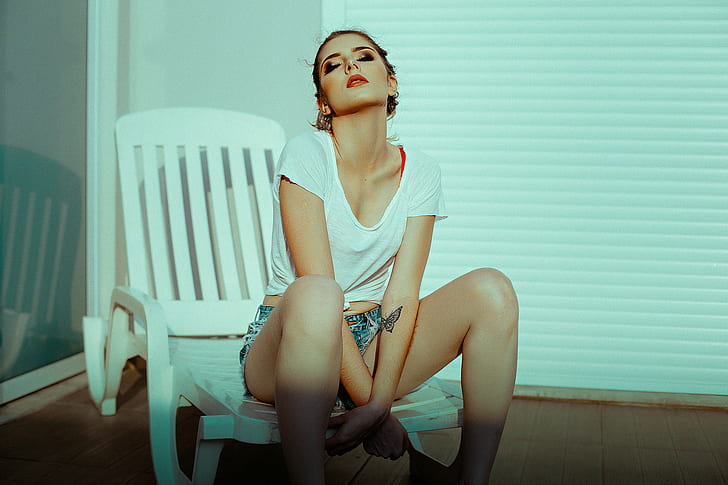 Modell, Frauen, roter Lippenstift, sitzend, Jeansshorts, Tätowierung, eingefärbte Mädchen, geschlossene Augen, Mauro Lainetti, HD-Hintergrundbild