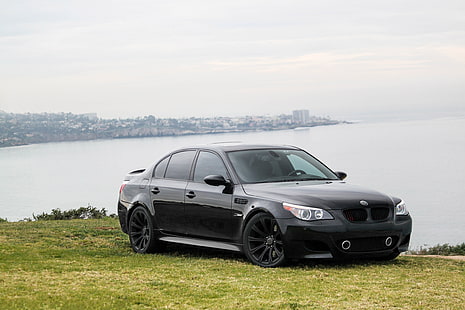 czarne BMW E60 M5 sedan, morze, niebo, chmury, trawnik, czarny, BMW, e60, sportowy sedan, Tapety HD HD wallpaper