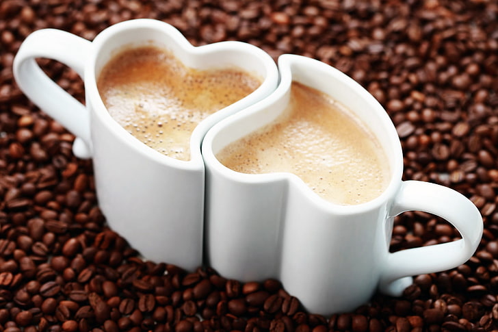 due tazze da caffè in ceramica bianca, sfondo, widescreen, carta da parati, umore, cuore, caffè, grano, tazza, tazza, forma, tazze, cappuccino, chicchi di caffè, schermo intero, sfondi HD, schermo intero, Sfondo HD