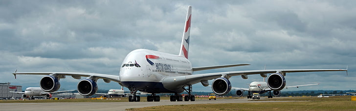 สายของเครื่องบินสีขาวและสีแดงแอร์บัส A-380-861, A380, แอร์บัส, เครื่องบิน, เครื่องบิน, สนามบิน, จอภาพคู่, จอแสดงผลหลายจอ, วอลล์เปเปอร์ HD