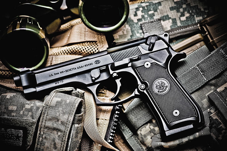 Pistolet semi-automatique noir, pistolet, jumelles, Beretta M9, ​​munitions, papier peint bokeh, calibre 9x19 mm Parabellum, semi-automatique Beretta M9, Fond d'écran HD