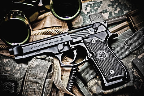 svart halvautomatisk pistol, pistol, kikare, Beretta M9, ​​ammunitionsutrustning, bokeh tapeter, kaliber 9x19 mm Parabellum, halvautomatisk Beretta M9, HD tapet HD wallpaper