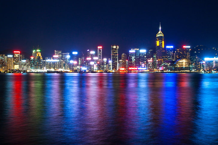 сиви високи сгради, Хонг Конг, пристанището на Виктория, море, нощ, светлини, метрополия, небостъргачи, HD тапет