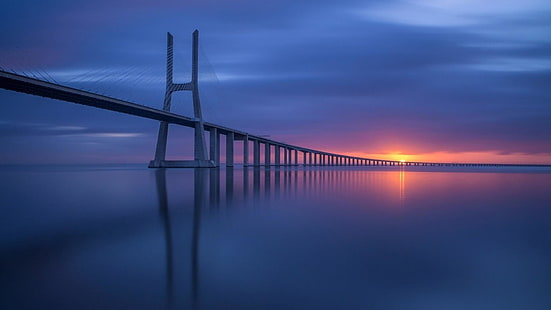 спокойствие, отражение, небо, вода, мост, горизонт, вантовый мост, мост Васко да Гама, сумерки, закат, вечер, Лиссабон, послесвечение, облако, Португалия, HD обои HD wallpaper