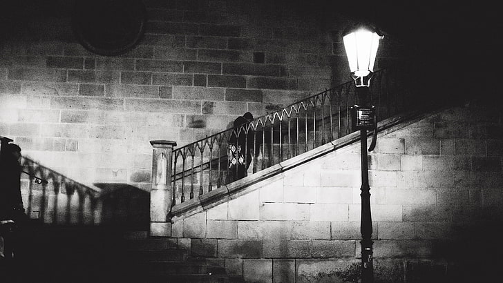 фотография, монохромен, Julo Kotus, улично осветление, нощ, мъже, градски, HD тапет