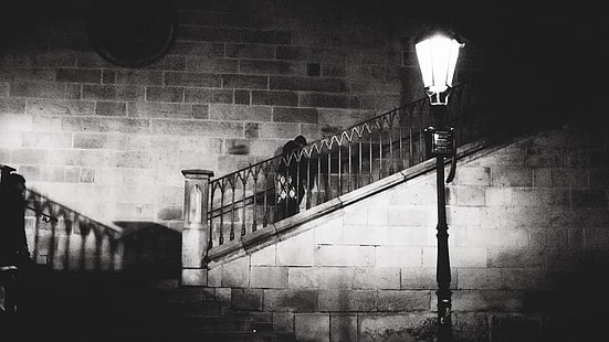 ถ่ายภาพขาวดำ Julo Kotus ไฟถนนกลางคืนผู้ชายในเมือง, วอลล์เปเปอร์ HD HD wallpaper